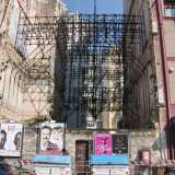 �E� da 40 anni che c�� quel �buco� tra i palazzi. Ogni tanto il Comune mette delle transenne, aggiunge  dei puntelli, ma la situazione rimane sempre la stessa�, denuncia Lorenzo Scarcelli, presidente del �Comitato piazza Umberto�